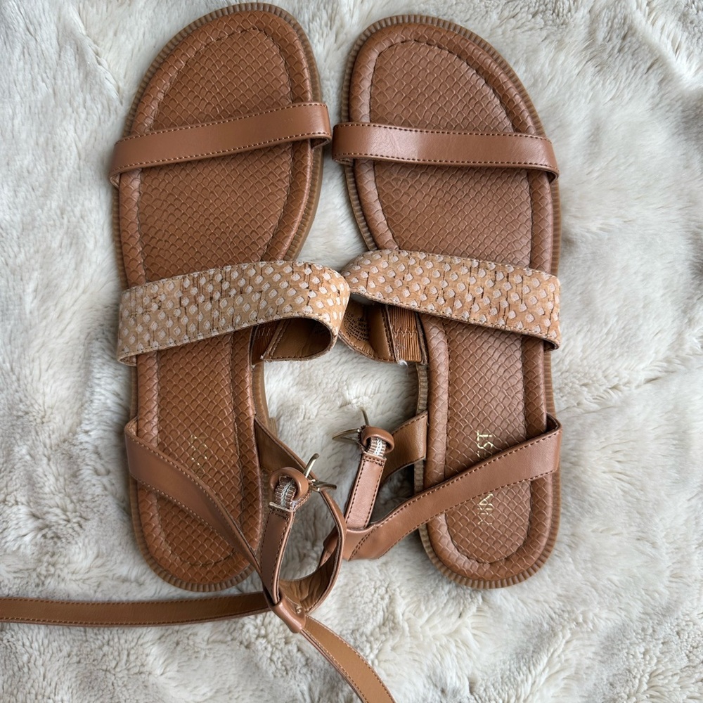 Nine West Tan Sandals Minimalist Flat Design